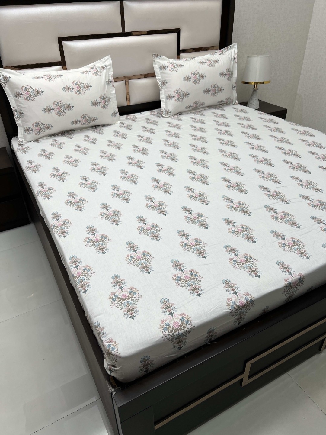 

Pure Decor Sapphire White & Pink Printed 380 TC Cotton King Bedsheet with 2 Pillow Covers