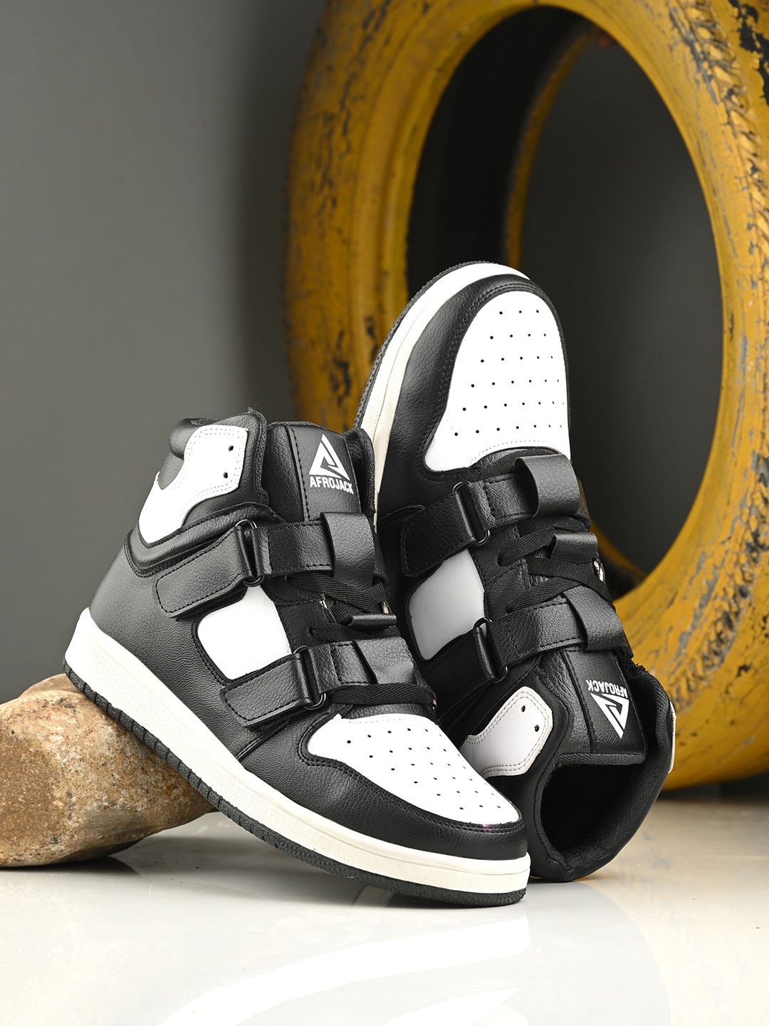 

AfroJack Men Colourblocked Massage Footbed Sneakers, Black