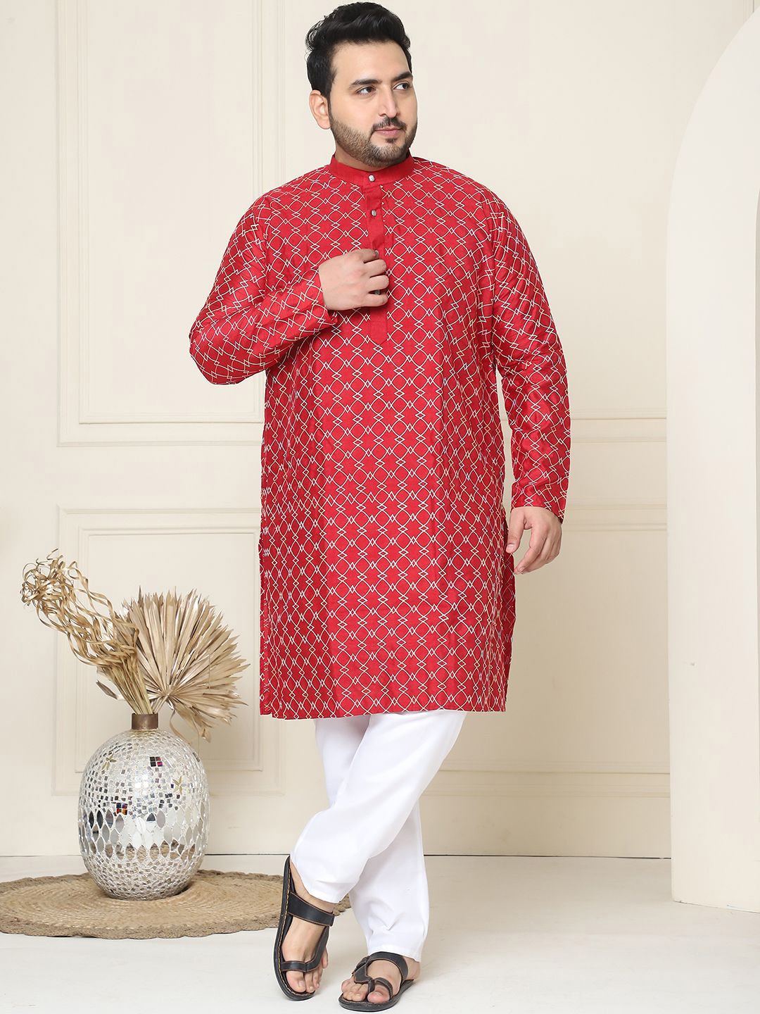 

SOJANYA PLUS Geomtric Embroidered Mandarin Collar Straight Kurta with Pyjamas, Maroon