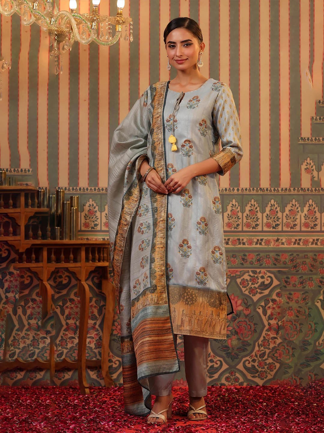 

SCAKHI Floral Printed Keyhole Neck Sequinned Straight Kurta with Trousers & Dupatta, Blue