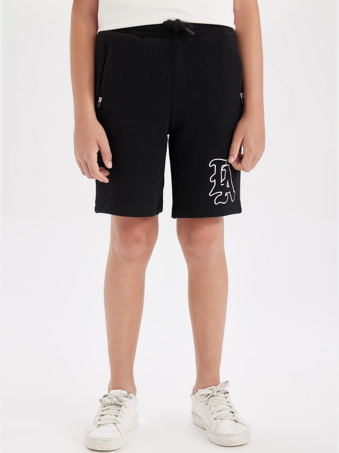 

DeFacto Boys Mid-Rise Regular Fit Shorts, Black