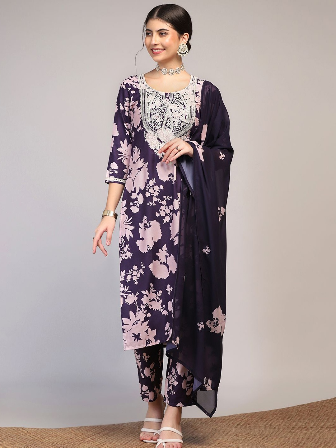 

BAESD Floral Embroidered Regular Straight Kurta with Trousers & Dupatta, Violet