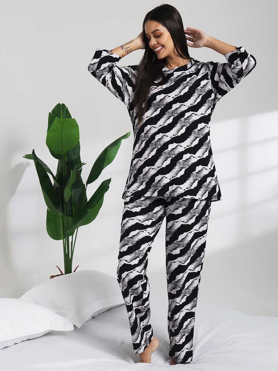 

Bannos Swagger Women Printed Night suit, Black