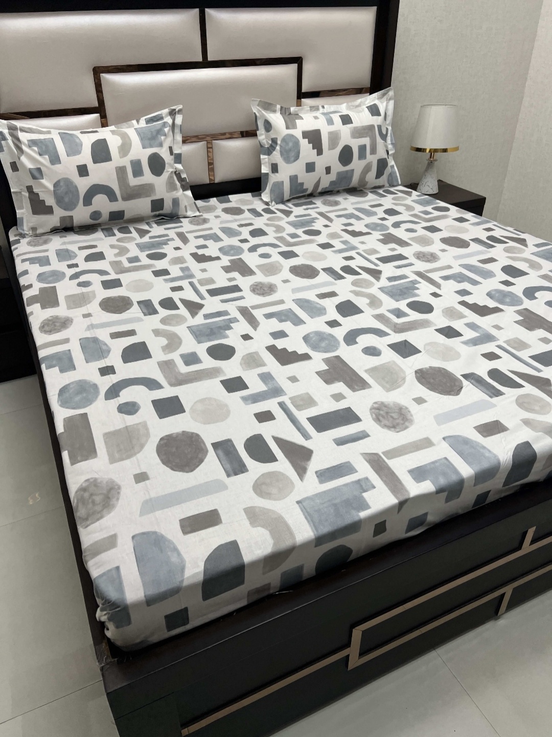 

Pure Decor Grey & White Geometric 330 TC King Bedsheet with 2 Pillow Covers