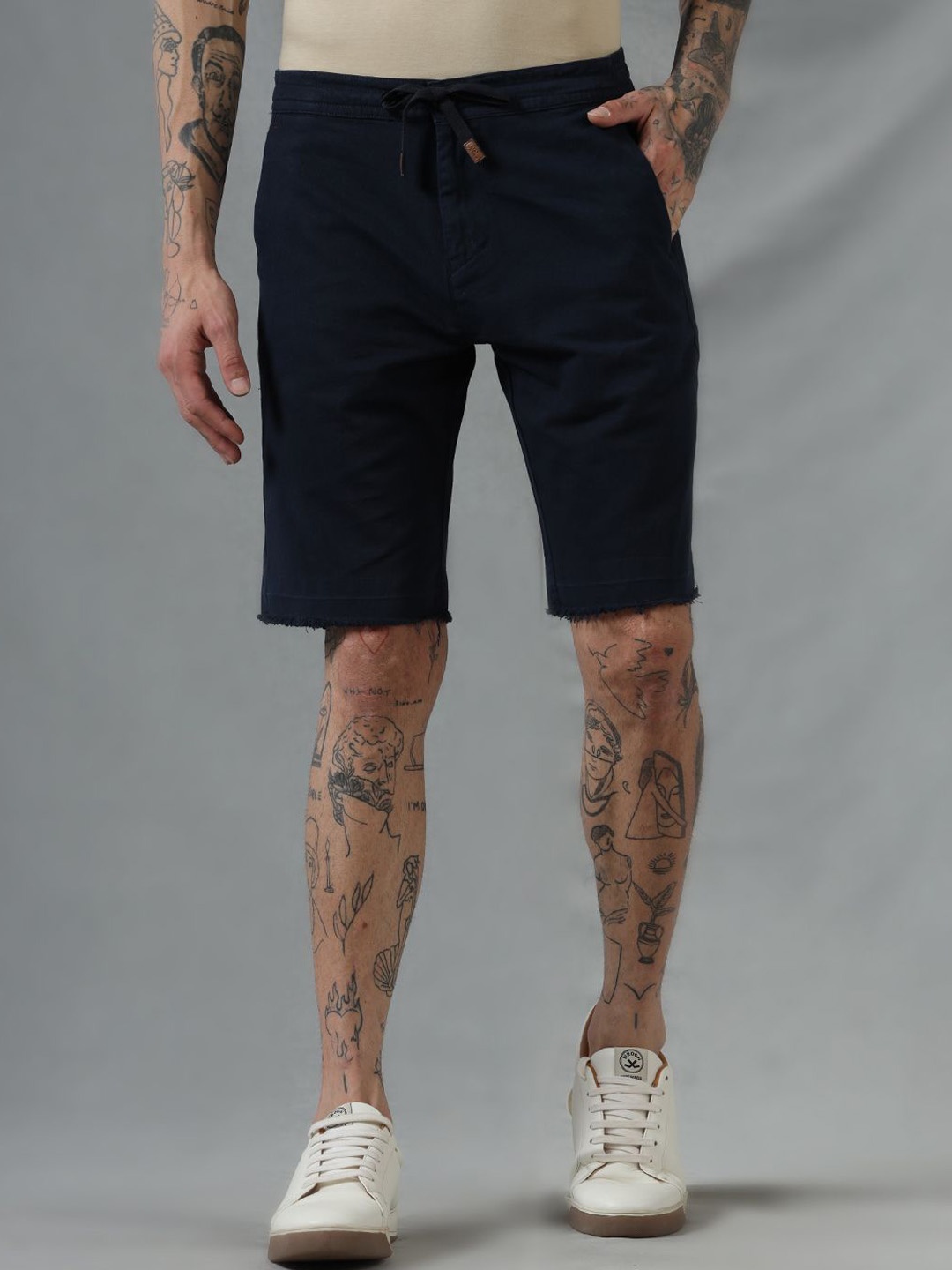 

WROGN Men Solid Slim Fit Mid-Rise Shorts, Navy blue