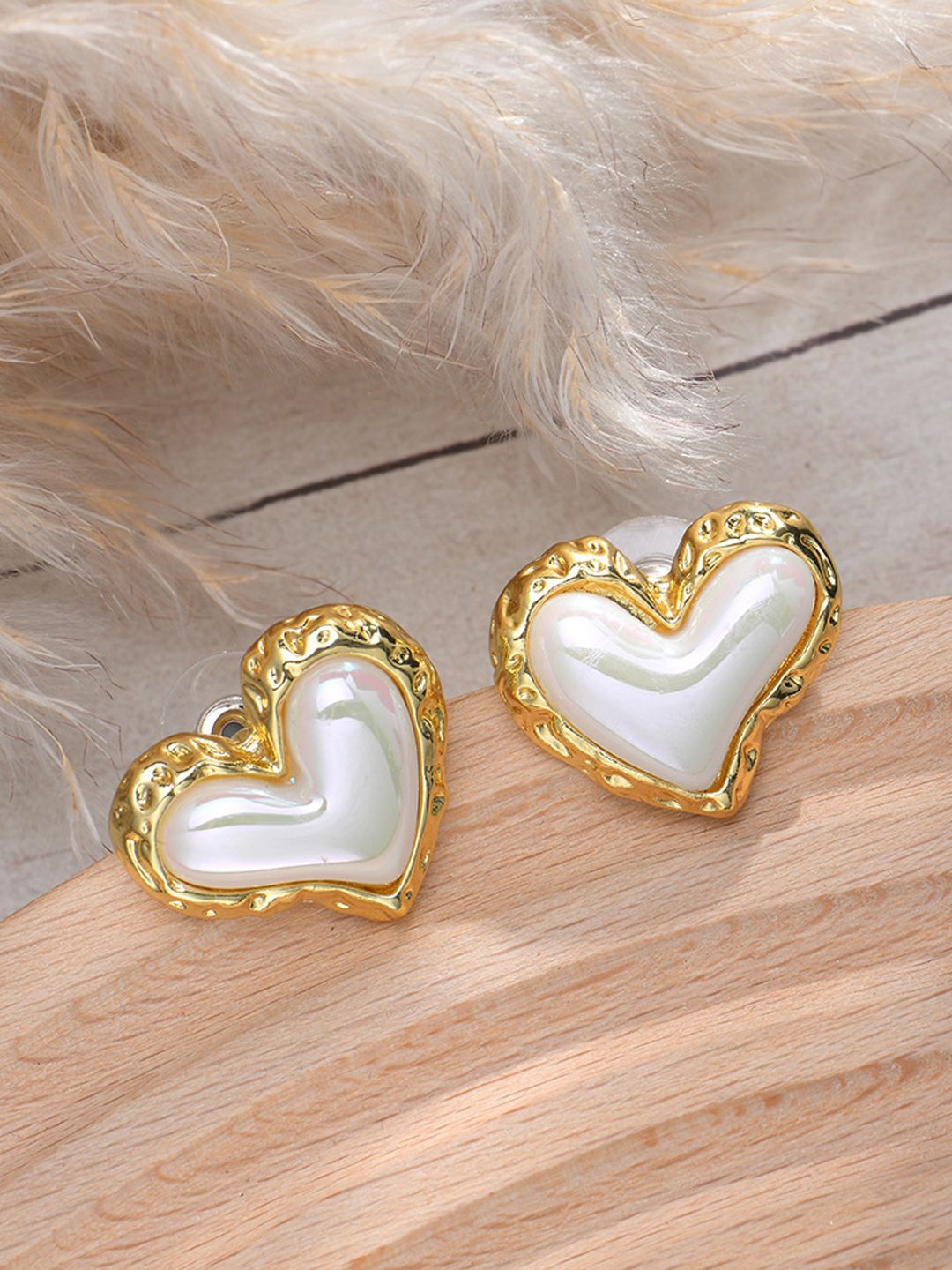 

KRENOZ Classic Heart Shaped Stainless Steel Pearl Studs, White