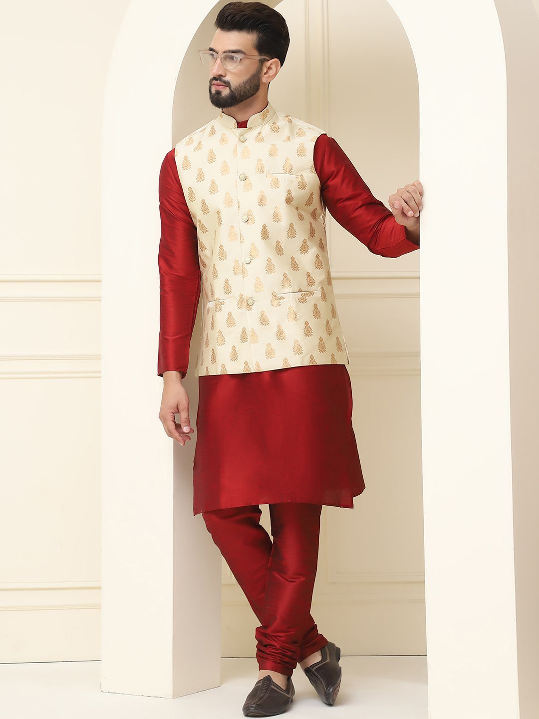 

SOJANYA Mandarin Collar Zari Silk Cotton Straight Kurta with Pyjamas & Nehru jacket, Maroon