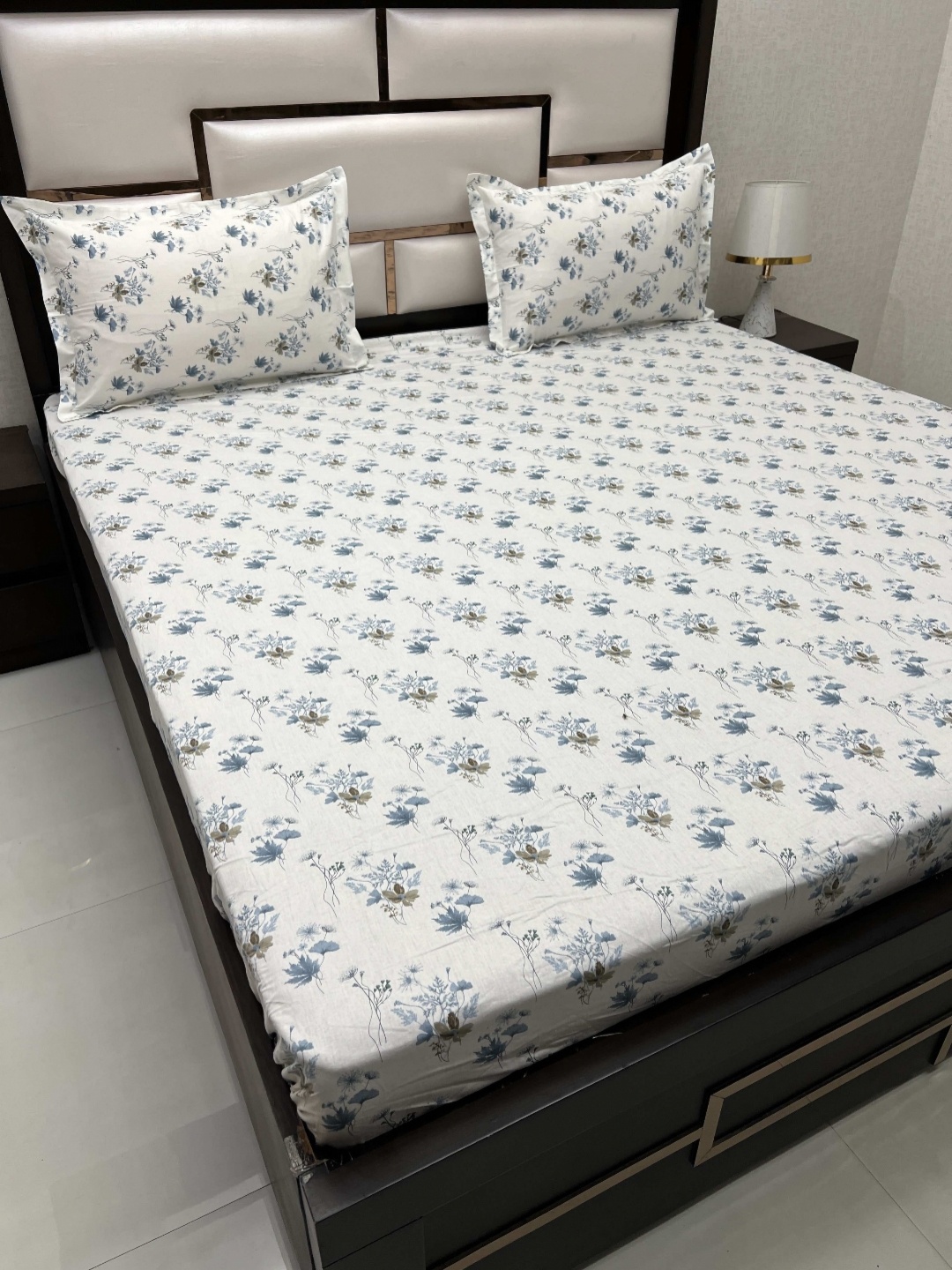 

Pure Decor Blue & White Floral 350 TC Pure Cotton King Bedsheet with 2 Pillow Covers