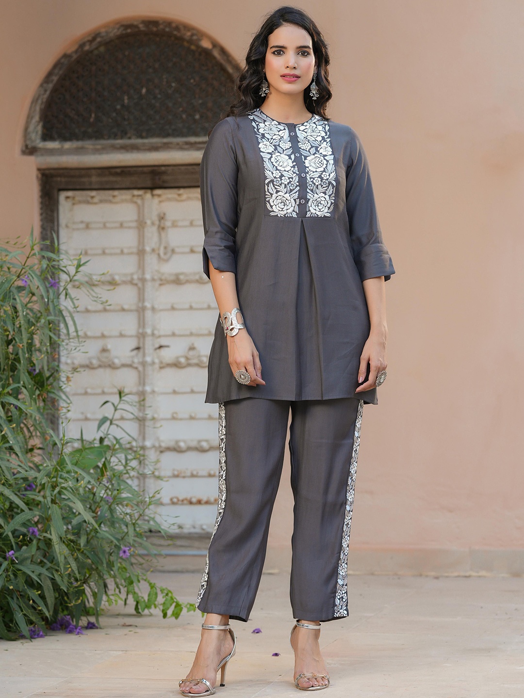 

SCAKHI Floral Embroidered Round Neck Tunic With Trousers, Grey