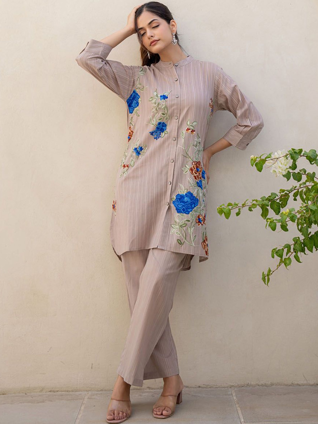 

FASHION DWAR Floral Embroidered Mandarin Collar Tunic & Trousers, Beige