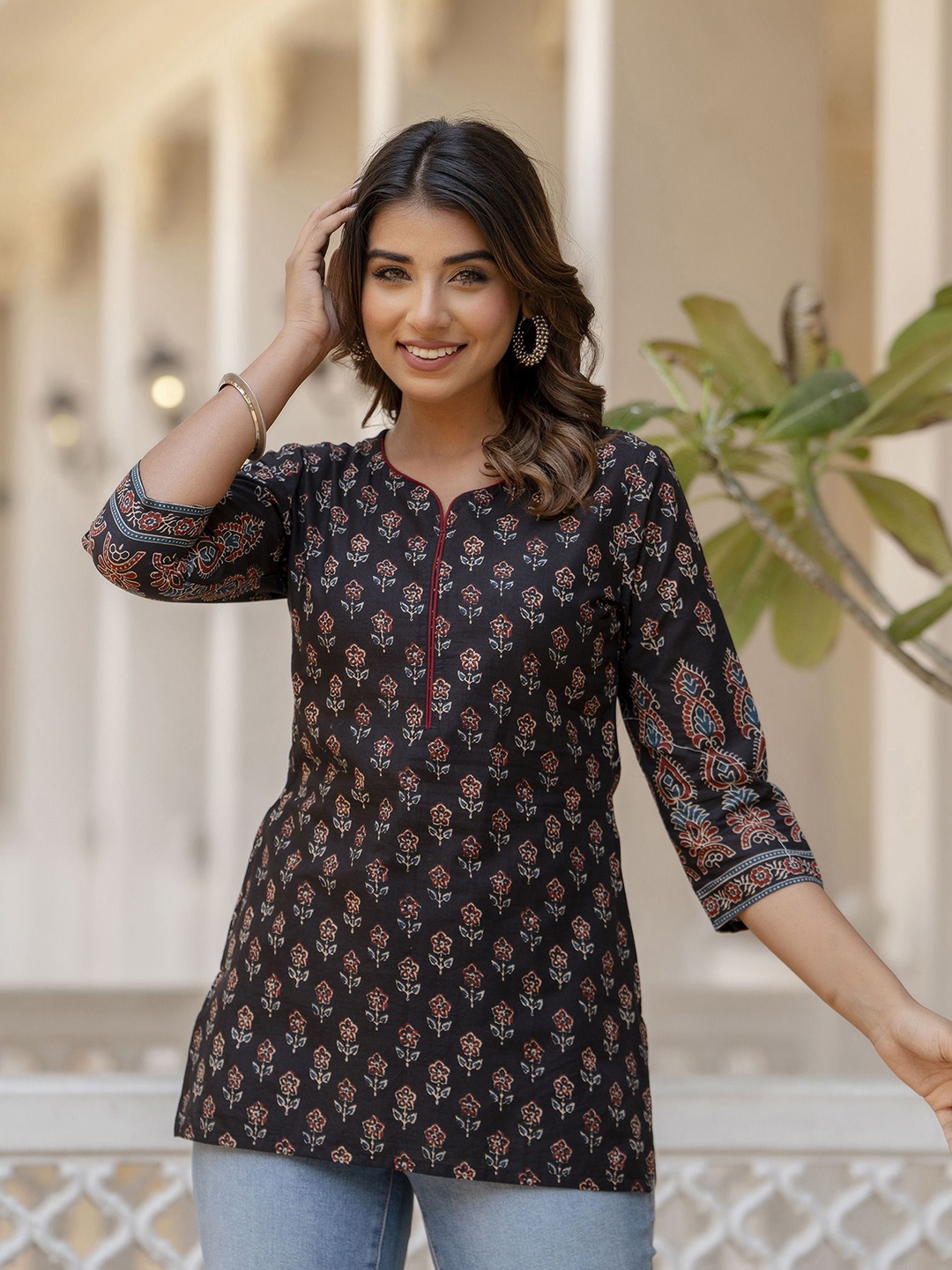 

Nayo Women Floral Printed Round Neck Cotton Top, Black