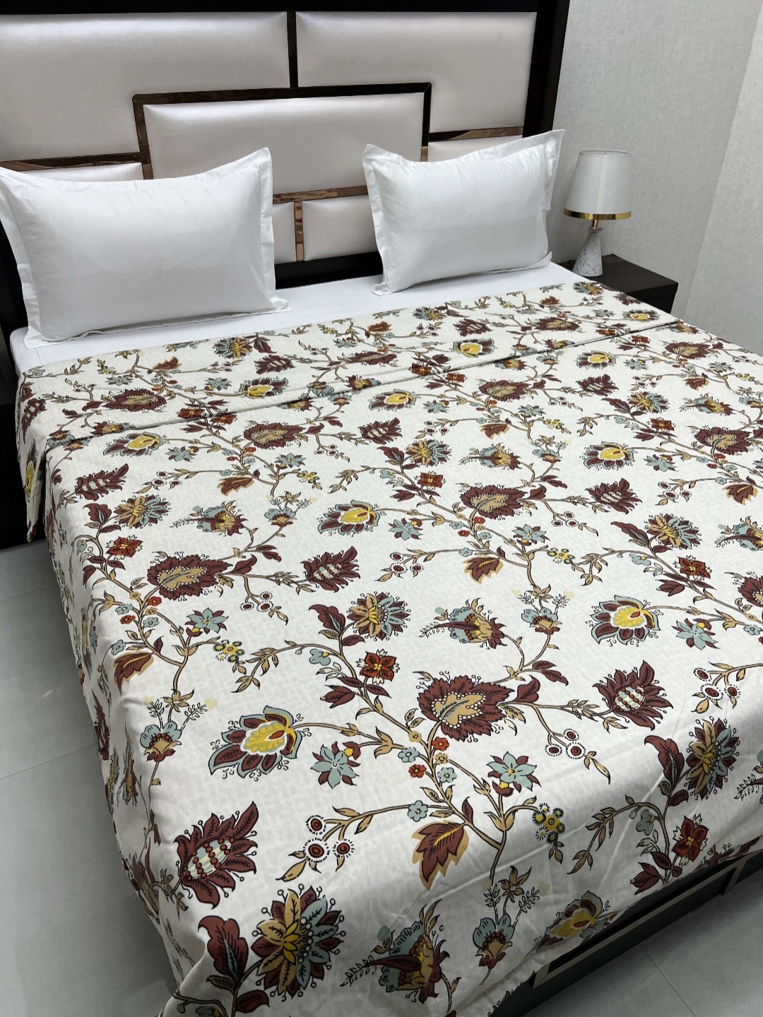 

Pure Decor White Floral Printed AC Room 300 GSM Double King Size comforter