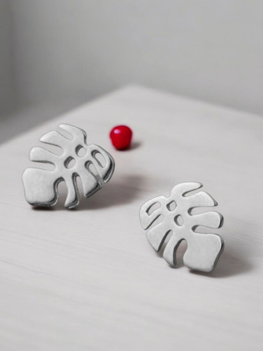 

DressBerry 925 Sterling Silver Leaf Shaped Studs