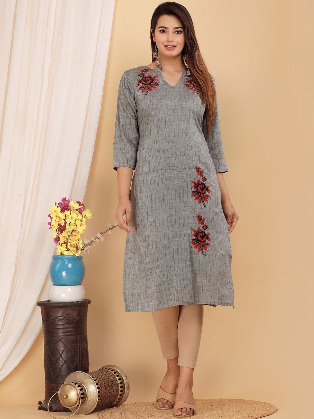 

Mehsoos Floral Embroidered V-Neck Thread Work Straight Kurta, Grey