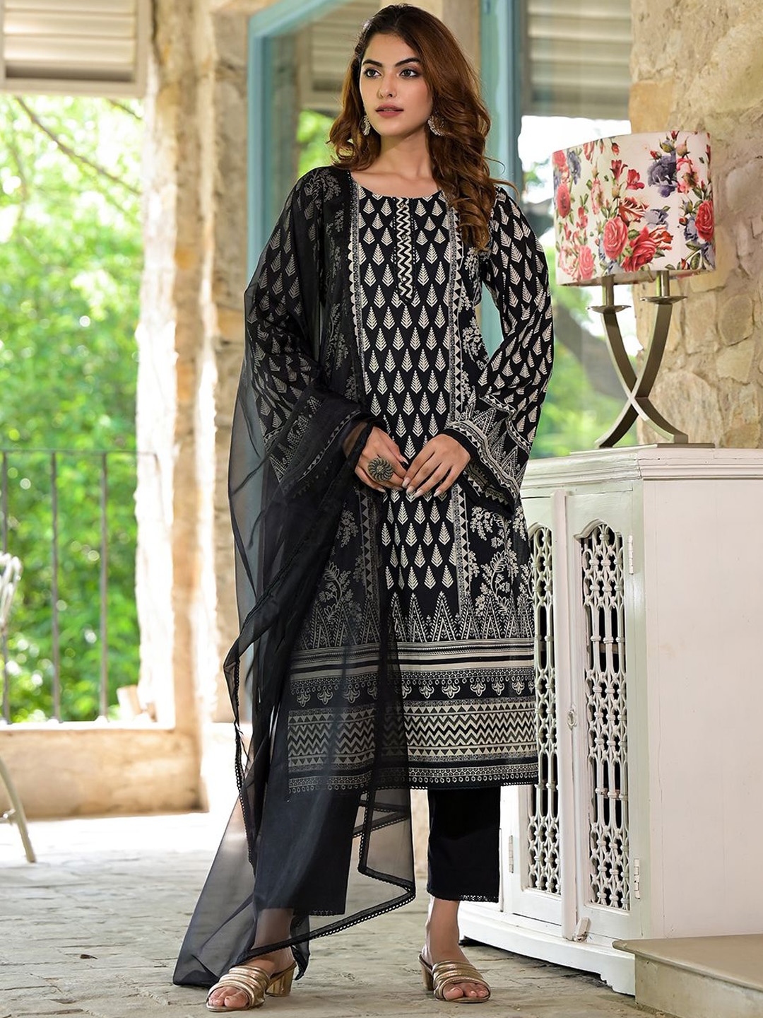 

Chandbaali Floral Printed Pure Cotton Straight Kurta With Trouser & Dupatta, Black