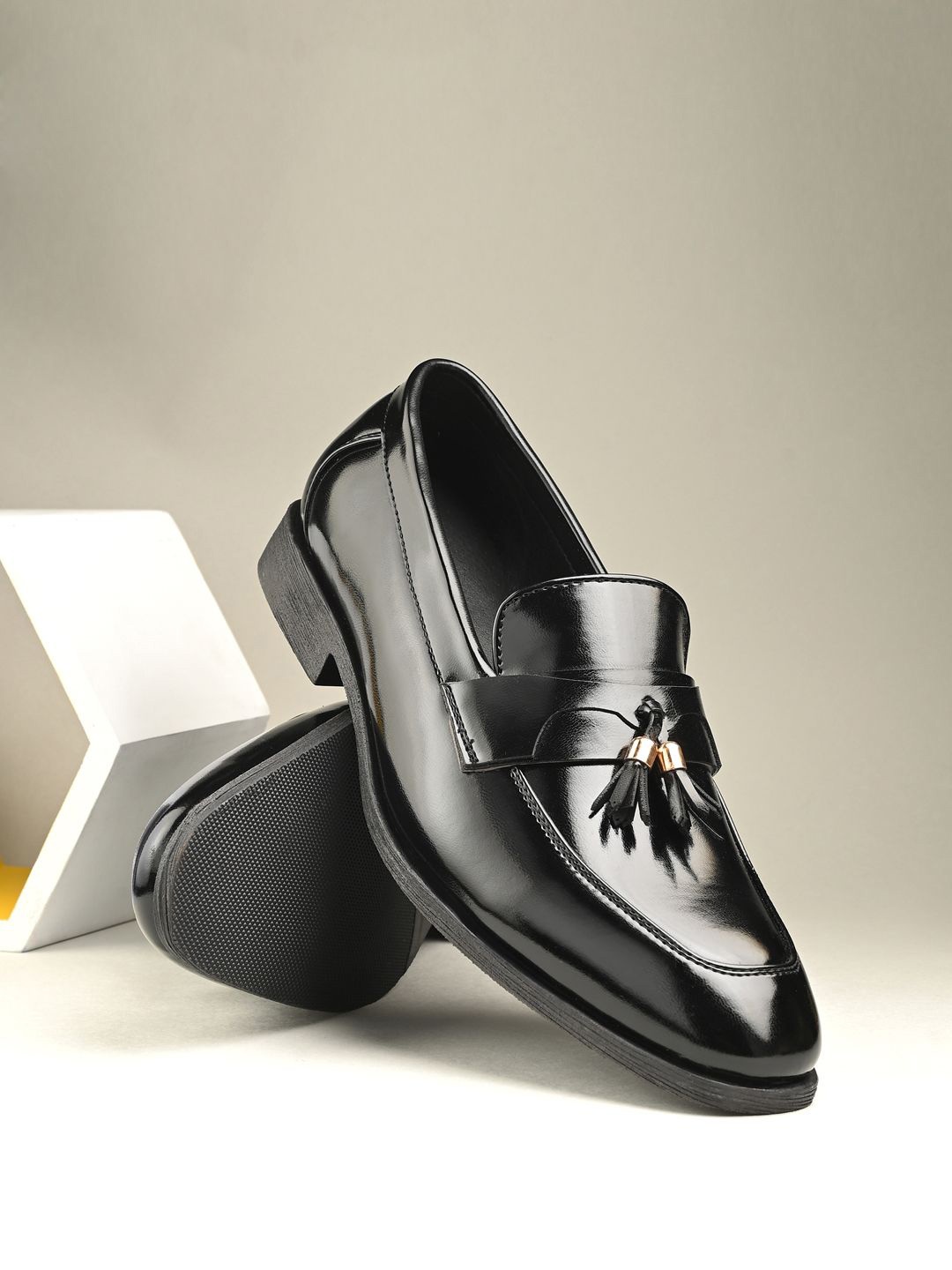 

INVICTUS Men Tasseled Formal Loafers, Black