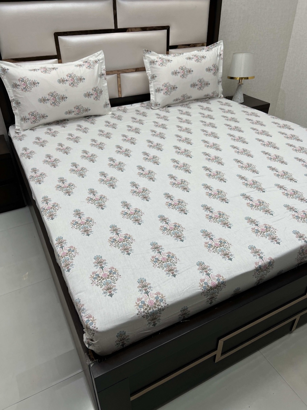 

Pure Decor White & Pink Floral 350 TC Cotton King Bedsheet with 2 Pillow Covers