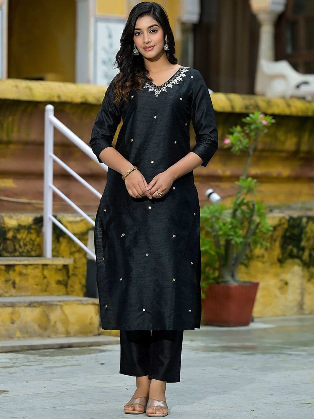 

AKS Floral Embroidered Regular Straight Kurta with Trousers, Black