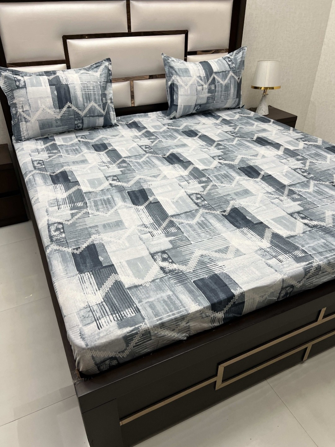 

Pure Decor Grey & White Abstrat 330 TC Pure Cotton King Bedsheet with 2 Pillow Covers