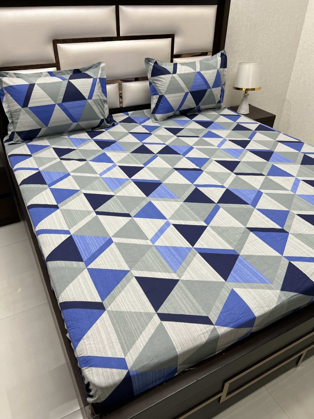 

Pure Decor Blue & White Geometric Printed 300 TC Cotton King Bedsheet with 2 Pillow Covers