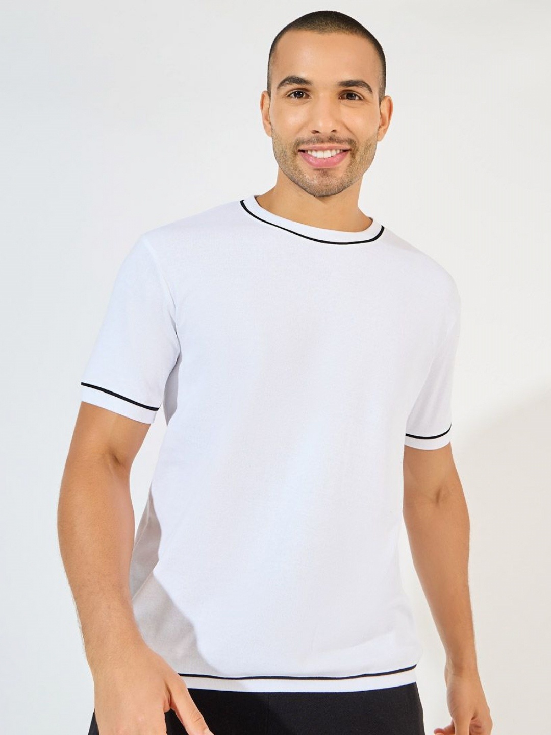 

Styli Men Solid Regular Fit Piping Detail Interlock T-Shirt, White