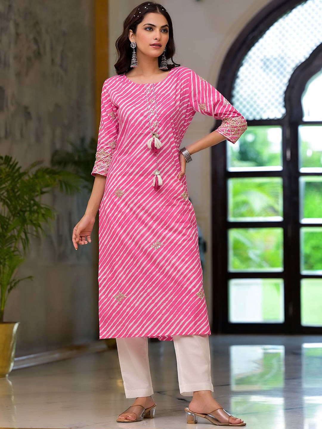 

Chandbaali Leheriya Printed Round Neck Thread Work Cotton Kurta, Pink