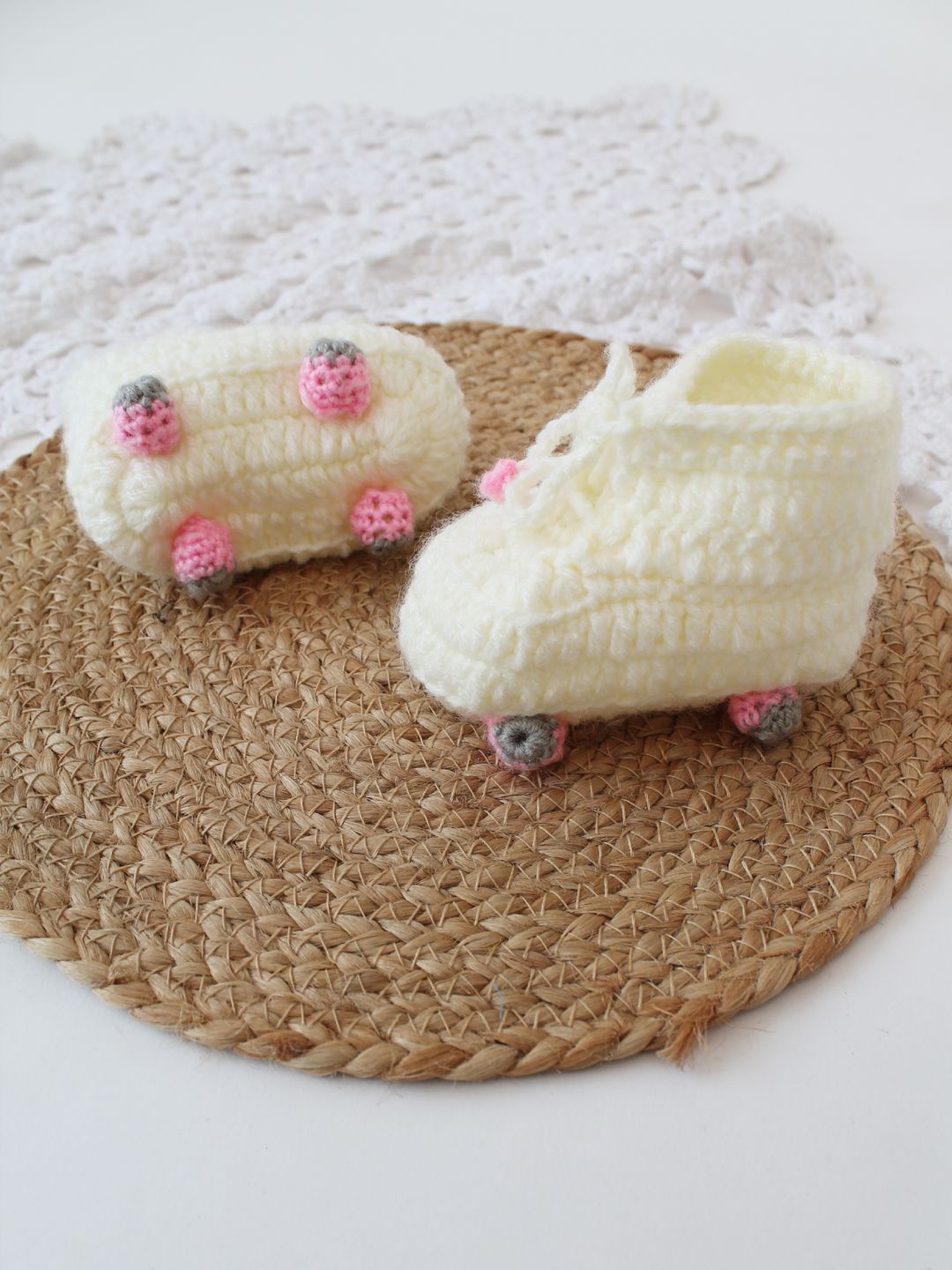 

Woonie Unisex Kids Acrylic Booties, Cream