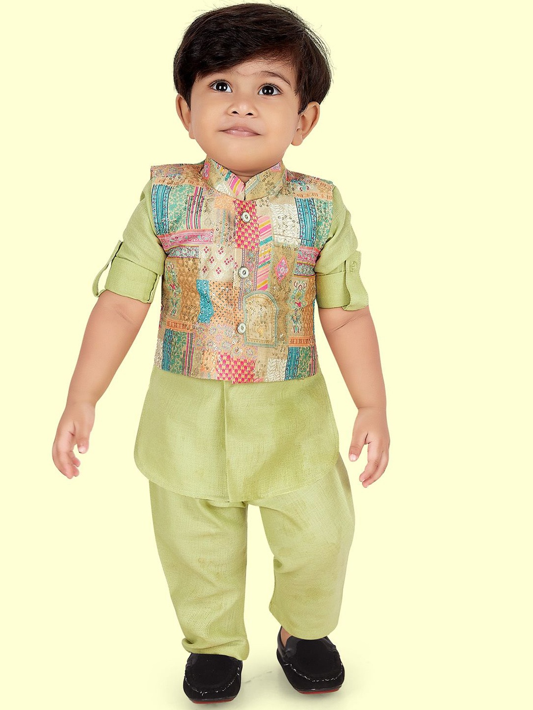 

Ethniks Neu-Ron Boys Printed Straight Chanderi Silk Kurta with Pyjamas, Green