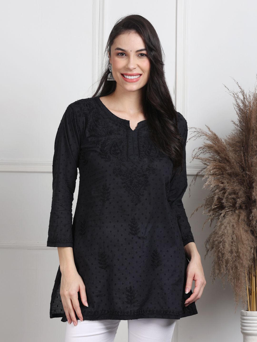 

KHAKA Floral Embroidered Chikankari Pure Cotton Chikankari Kurti, Black
