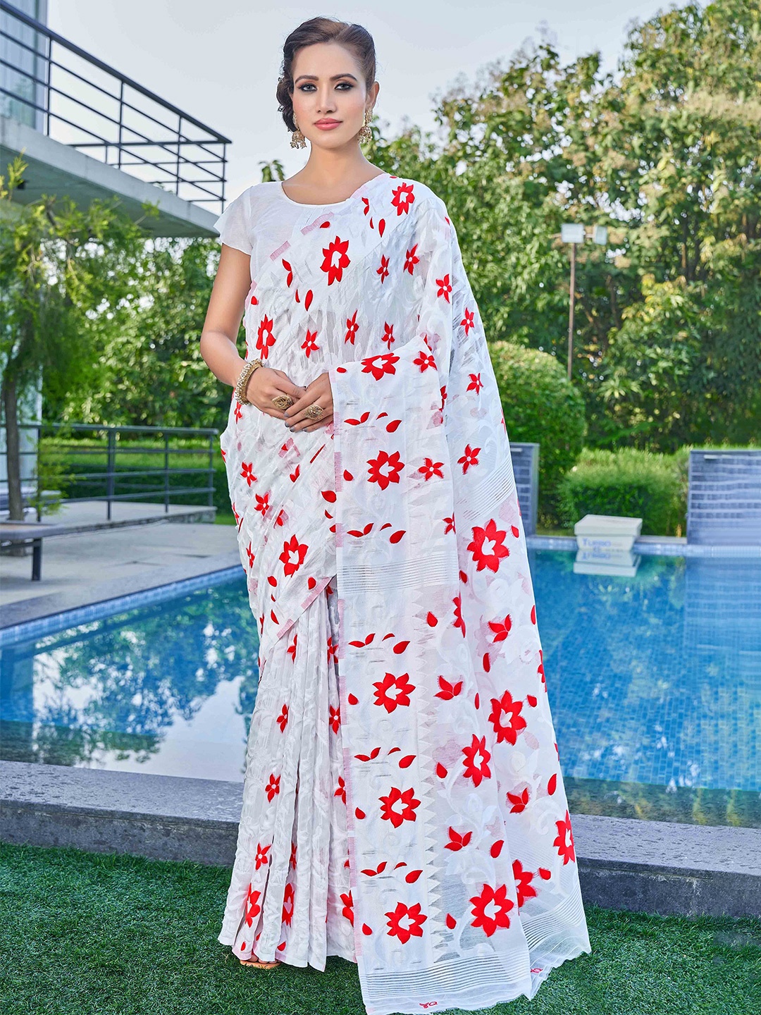 

Krimmple Woven Design Zari Jamdani Saree, White
