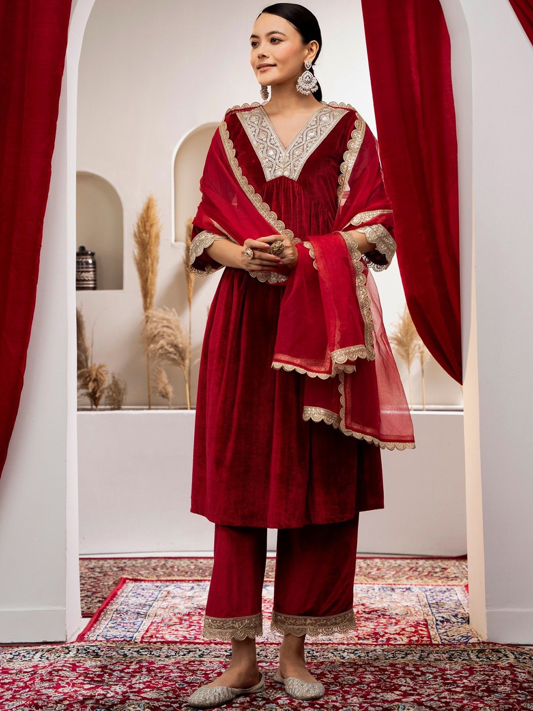 

AASK Ethnic Motifs Embroidered Sequinned Velvet Kurta With Trousers & Dupatta, Maroon