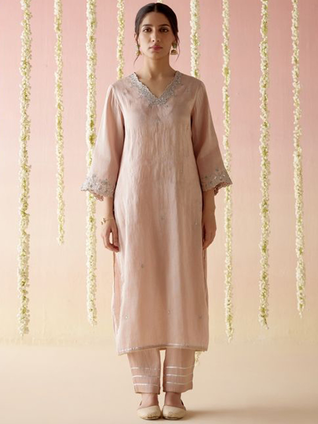 

NERO Women Floral Embroidered Regular Chanderi Silk Kurta with Trousers, Pink
