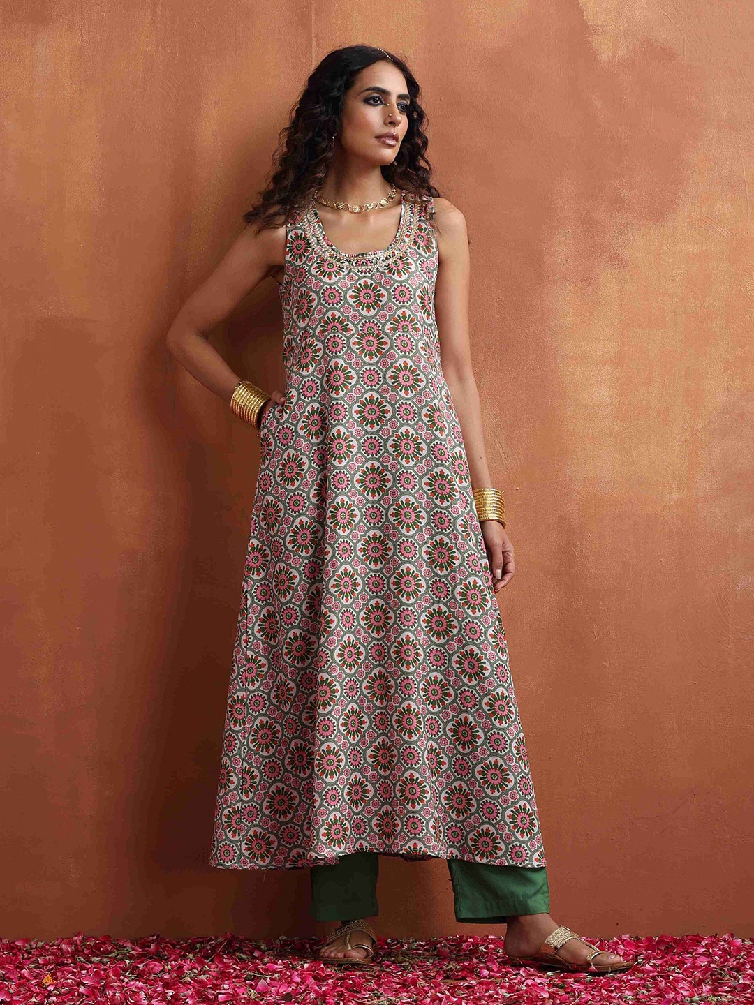 

trueBrowns Ethnic Motifs Printed Gotta Patti Regular Kurta With Trousers, Off white