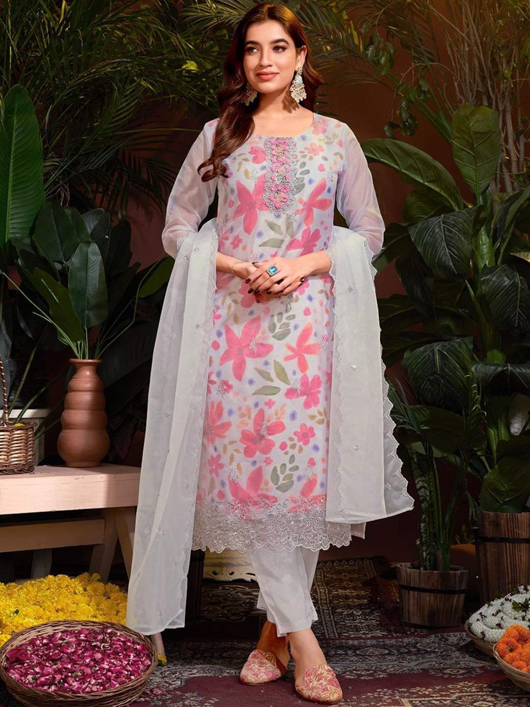 

JIVORA Women Floral Printed Regular Kurta with Pyjamas & With Dupatta, Grey