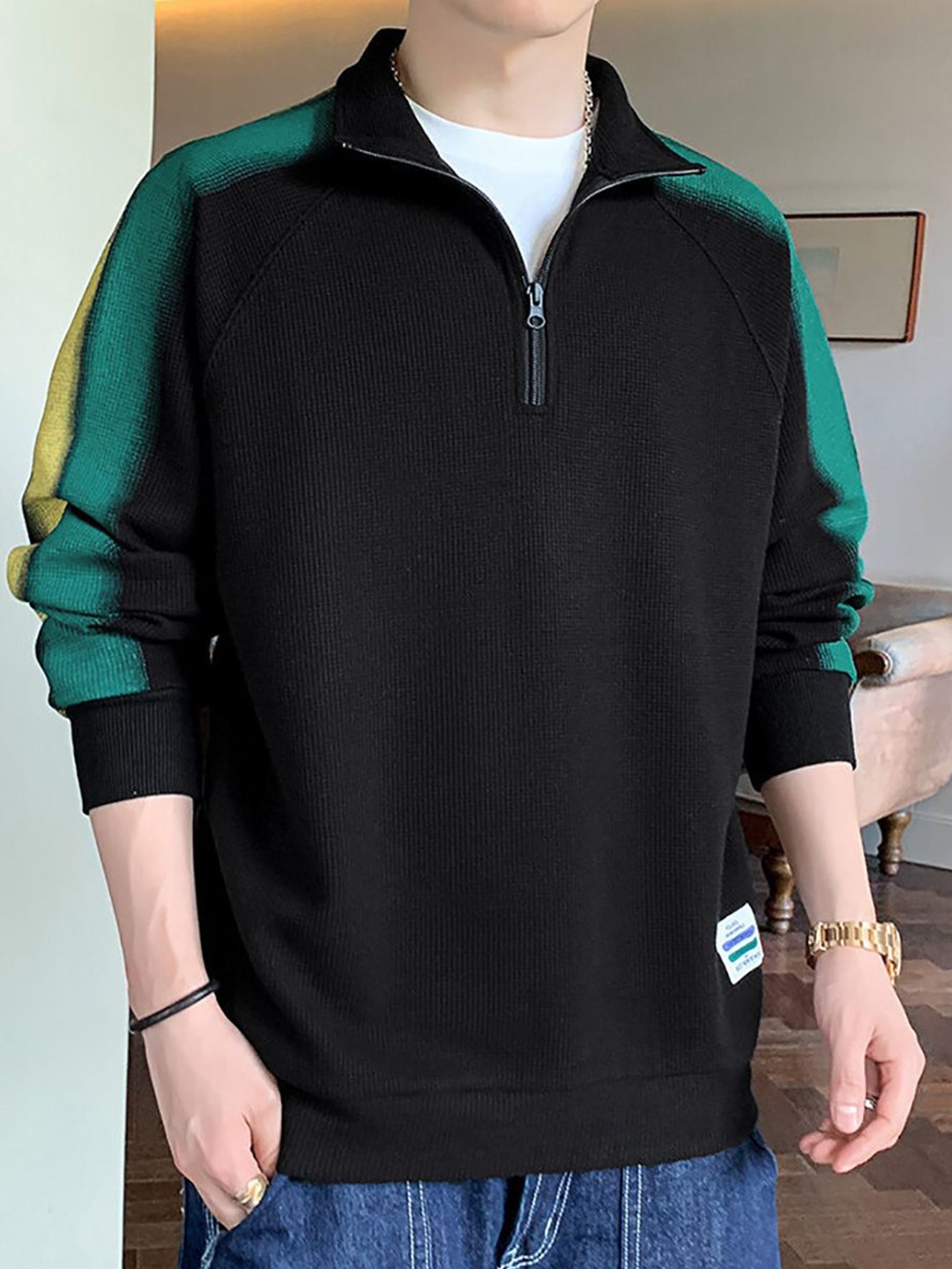 

StyleCast x Revolte Men Colourblocked Sweatshirt, Black