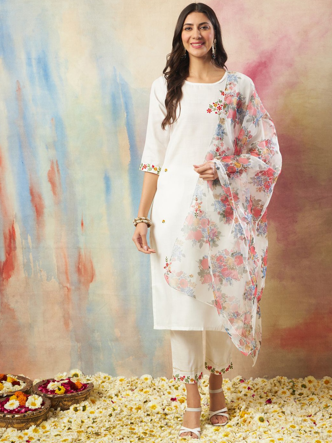 

VredeVogel Ethnic Motifs Embroidered Thread Work Kurta With Trousers & Dupatta, White