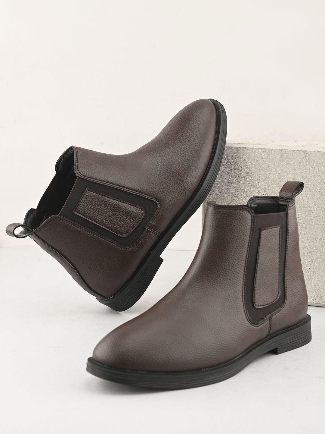 

The Roadster Lifestyle Co Solid Men Chelsea Boots, Brown