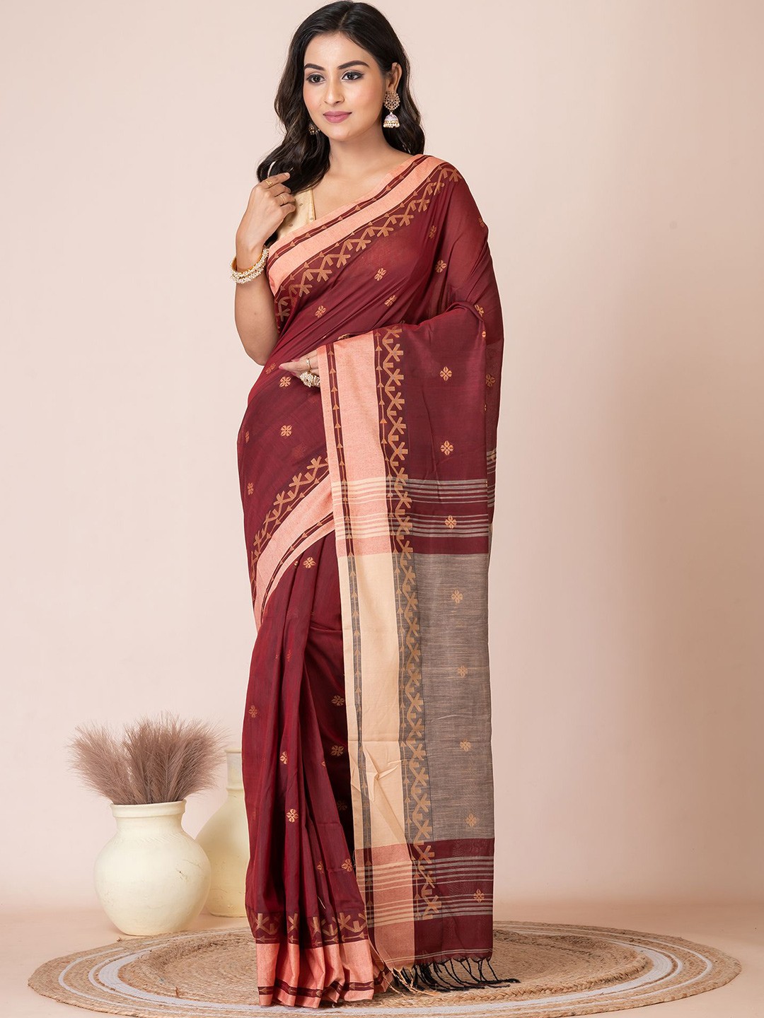 

HOUSE OF ARLI Woven Design Saree, Maroon