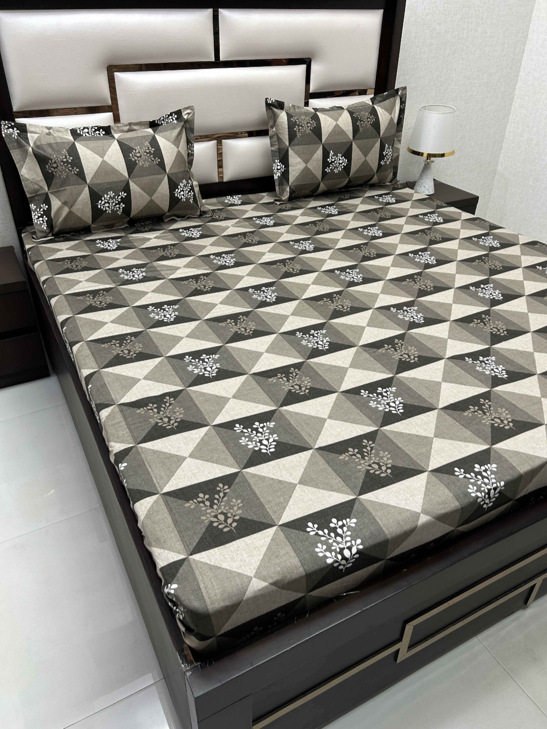 

Pure Decor Velar Sib Grey Geometric 260 TC King Pure Cotton Bedsheet with 2 Pillow Covers