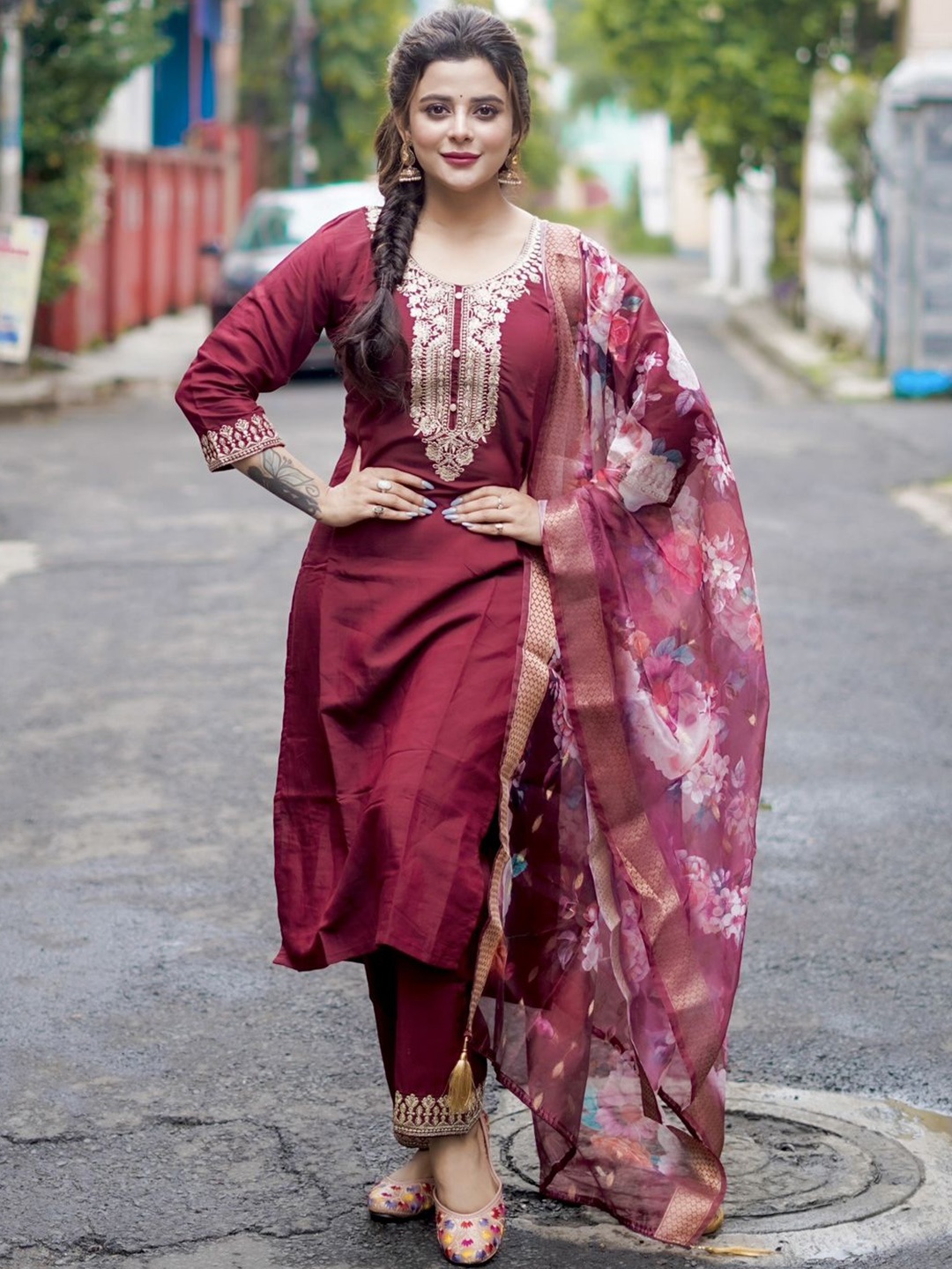 

VredeVogel Floral Yoke Design Regular Thread Work Kurta With Trousers & Dupatta, Maroon