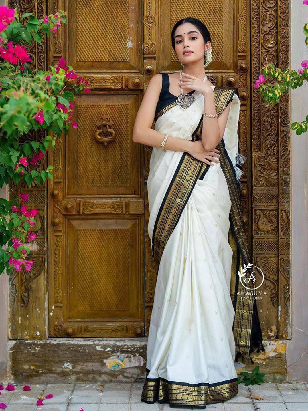 

revika Woven Design Zari Pure Silk Kanjeevaram Saree, White