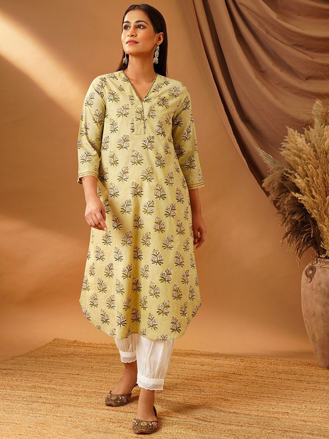 

JAYPORE Floral Printed V-Neck A-Line Kurta, Lime green