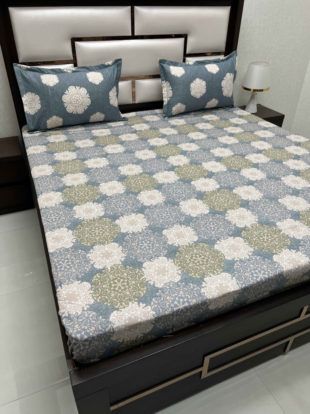 

Pure Decor Grey & Blue Printed 260 TC Pure Cotton Super King Bedsheet & 2 Pillow Covers