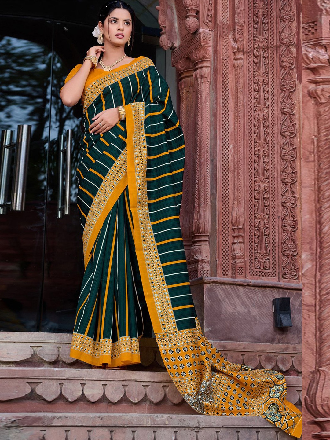 

KALINI Striped Printed Daily Wear Bagru Saree, Green