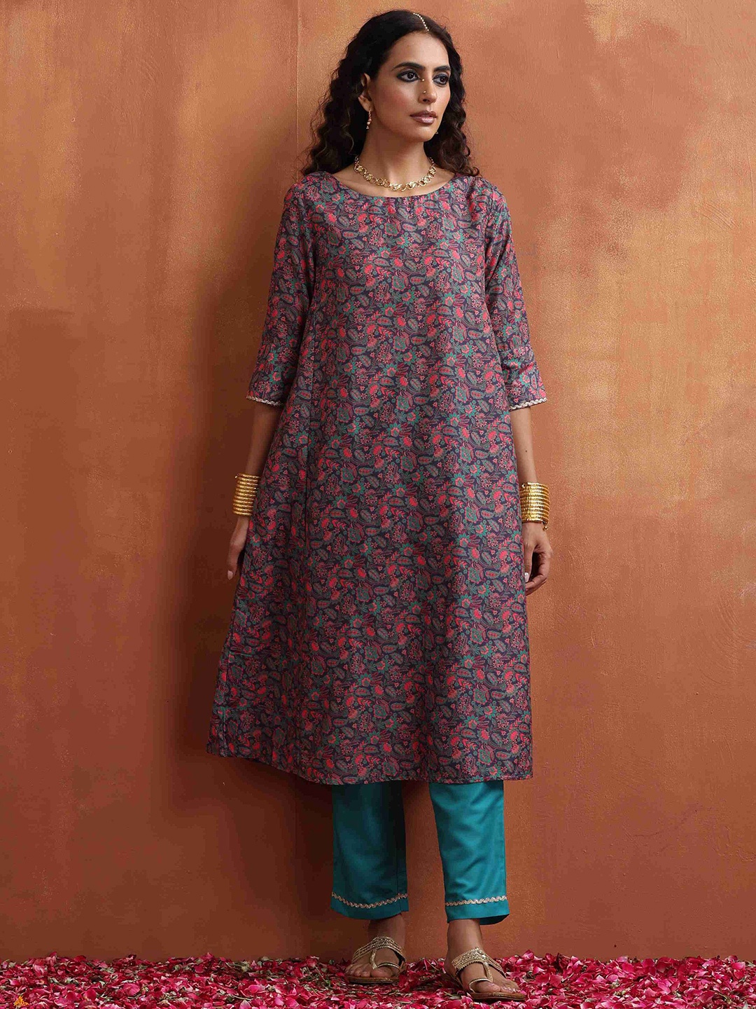 

trueBrowns Floral Printed Boat Neck A-Line Kurta With Trouser, Purple