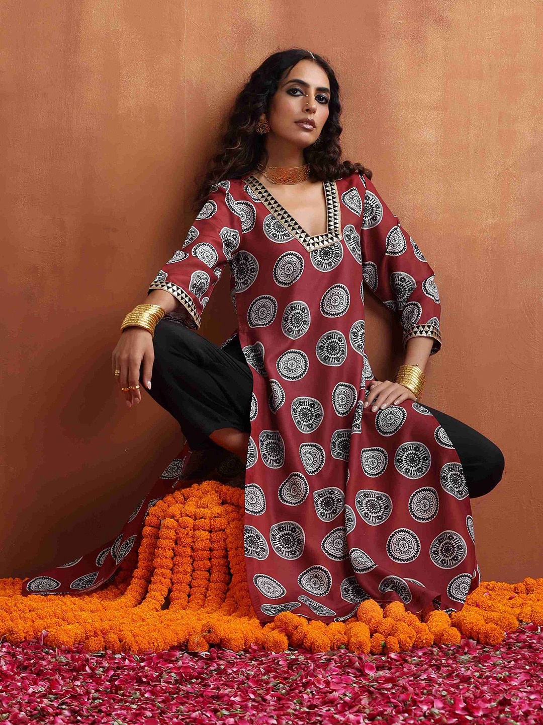 

trueBrowns Ethnic Motifs Printed High Slit Gotta Patti Straight Kurta With Trouser, Maroon