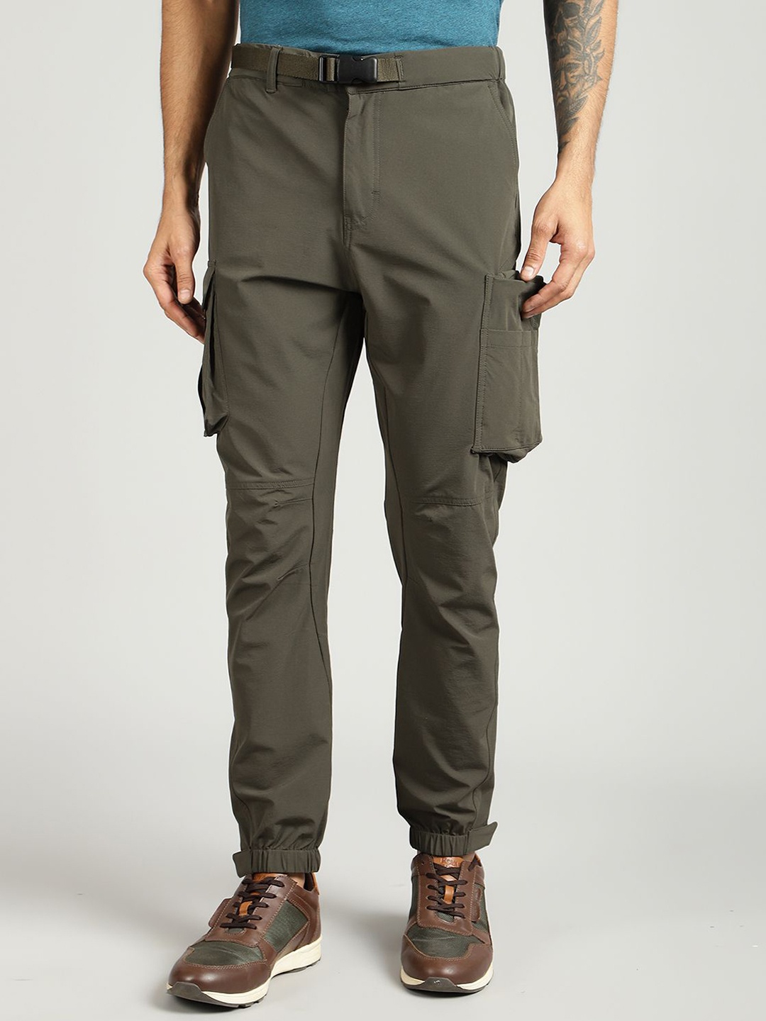 

Royal Enfield Men Cargo Trousers, Green