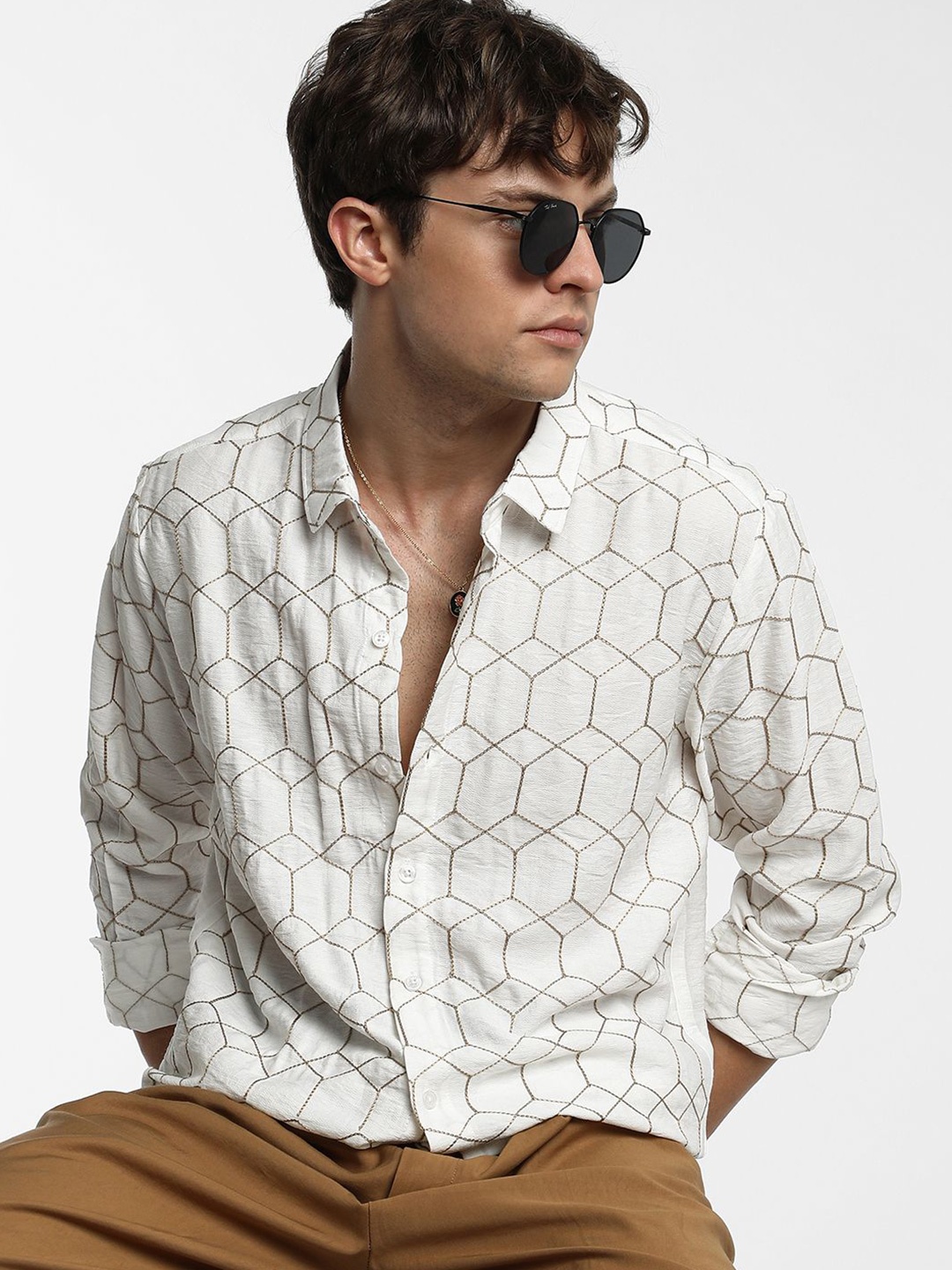 

Campus Sutra Men Comfort Spread Collar Geometric Printed Casual Shirt, Beige