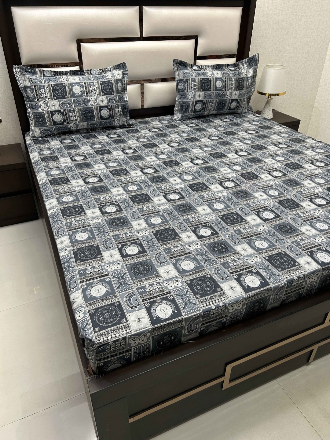 

Pure Decor Grey & White Printed 300 TC Pure Cotton King Bedsheet with 2 Pillow Covers