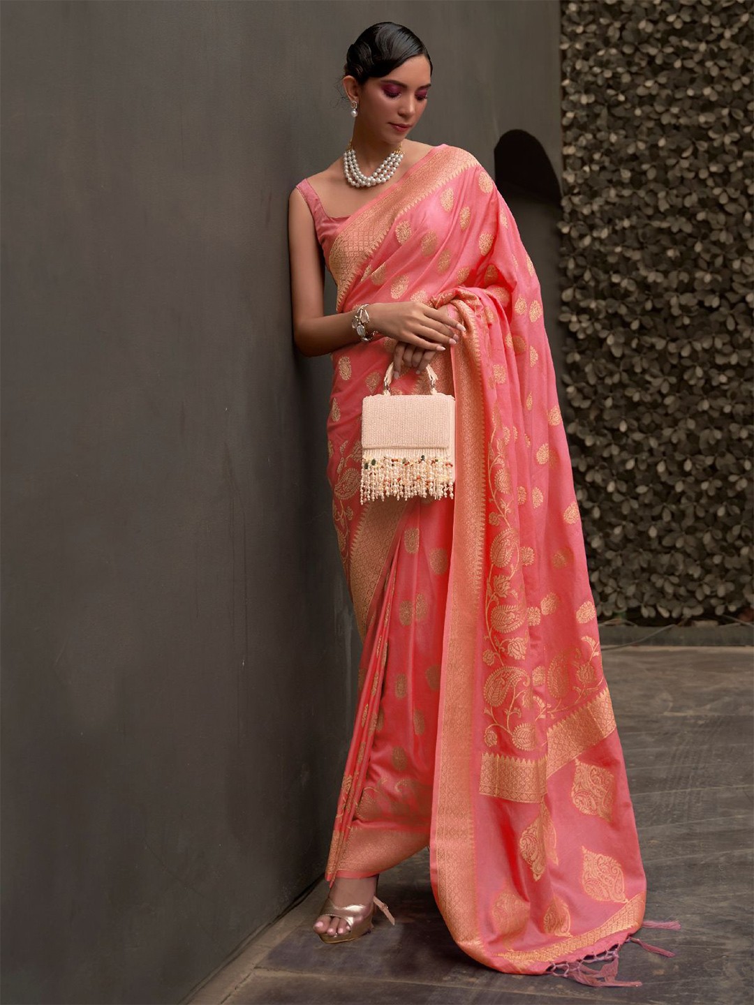 

ODETTE Woven Design Zari Silk Blend Saree, Pink